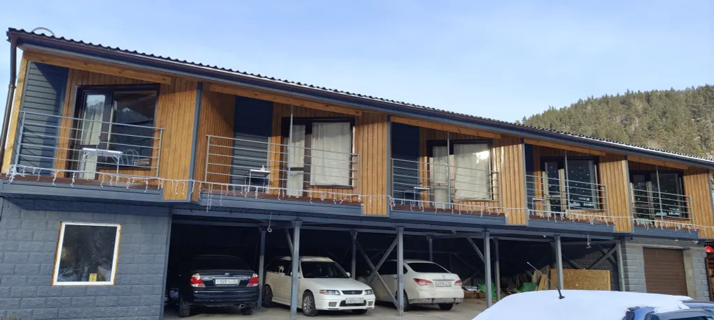 Современные студии на берегу реки