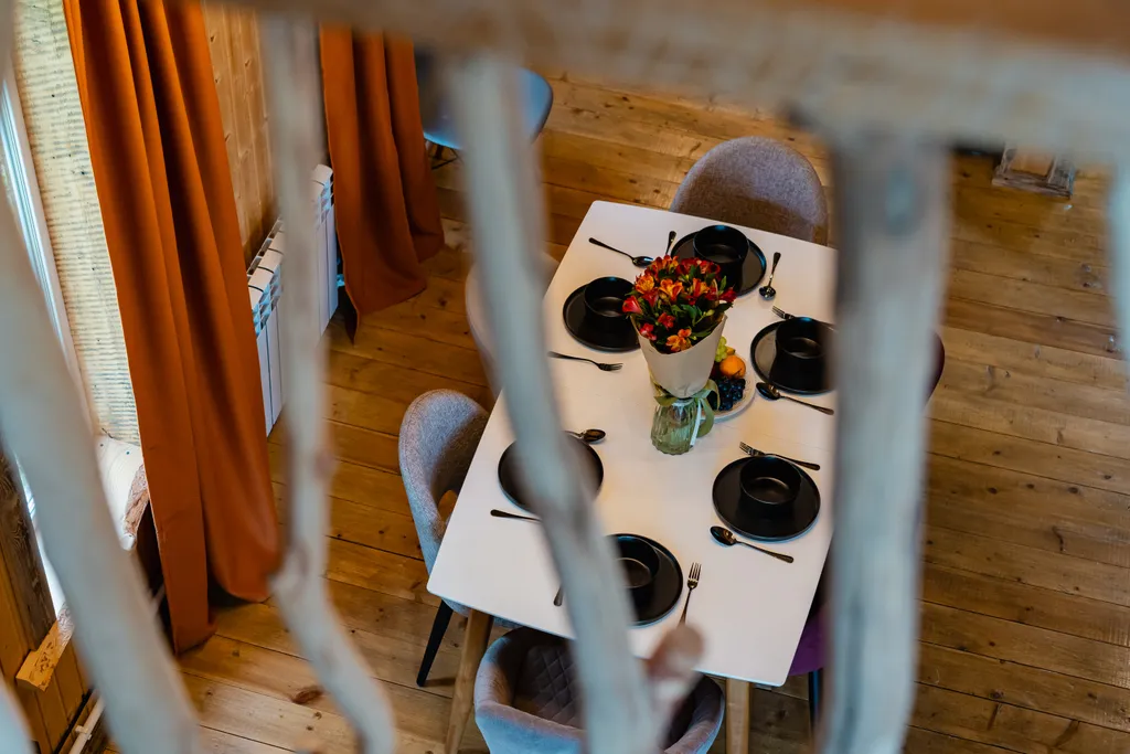 Дом с деревом