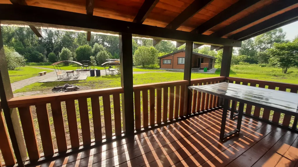 Новые деревянные дома в предгорье Уральских горберегу 3 рек