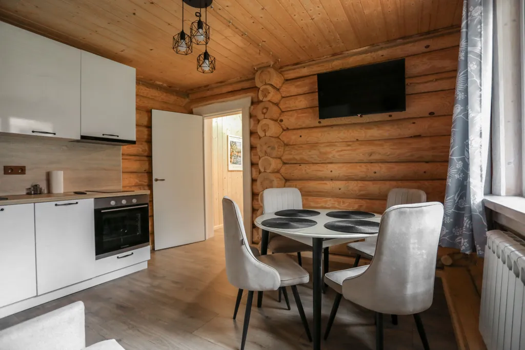 Двухэтажный деревянный коттедж в Усадьбе скульптора Эрьзи — аренда посуточно в Дмитров