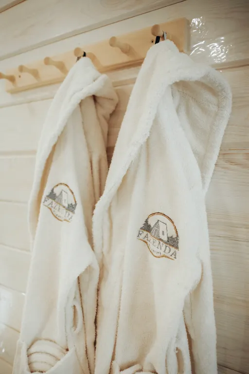 Треугольный дом на берегу озера