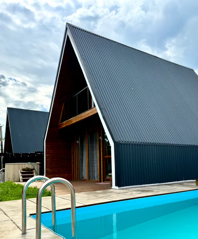 Дом на озере с бассейном