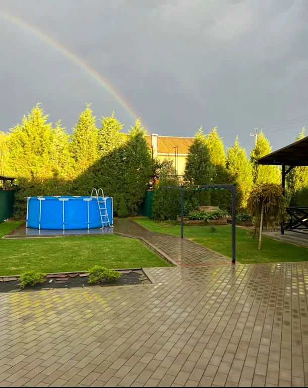 Двухэтажный коттедж на зелёной территории