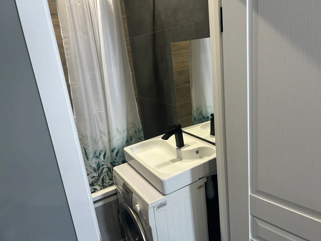 Уютная студия в тихом районе свежий ремонт