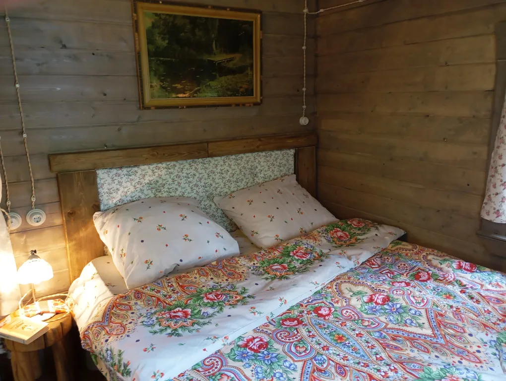 Изба с уютом детства, деревенский дом с баней и русским бытом