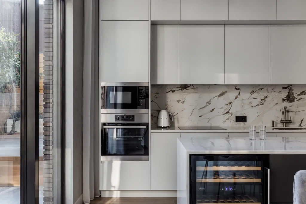 Дизайнерский трёхэтажный дом недалёко от моря