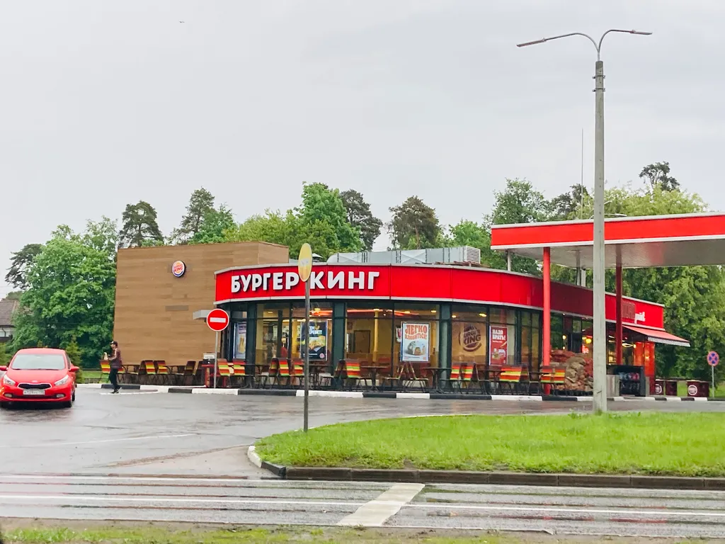 Просторная студия с огромной лоджией у озера