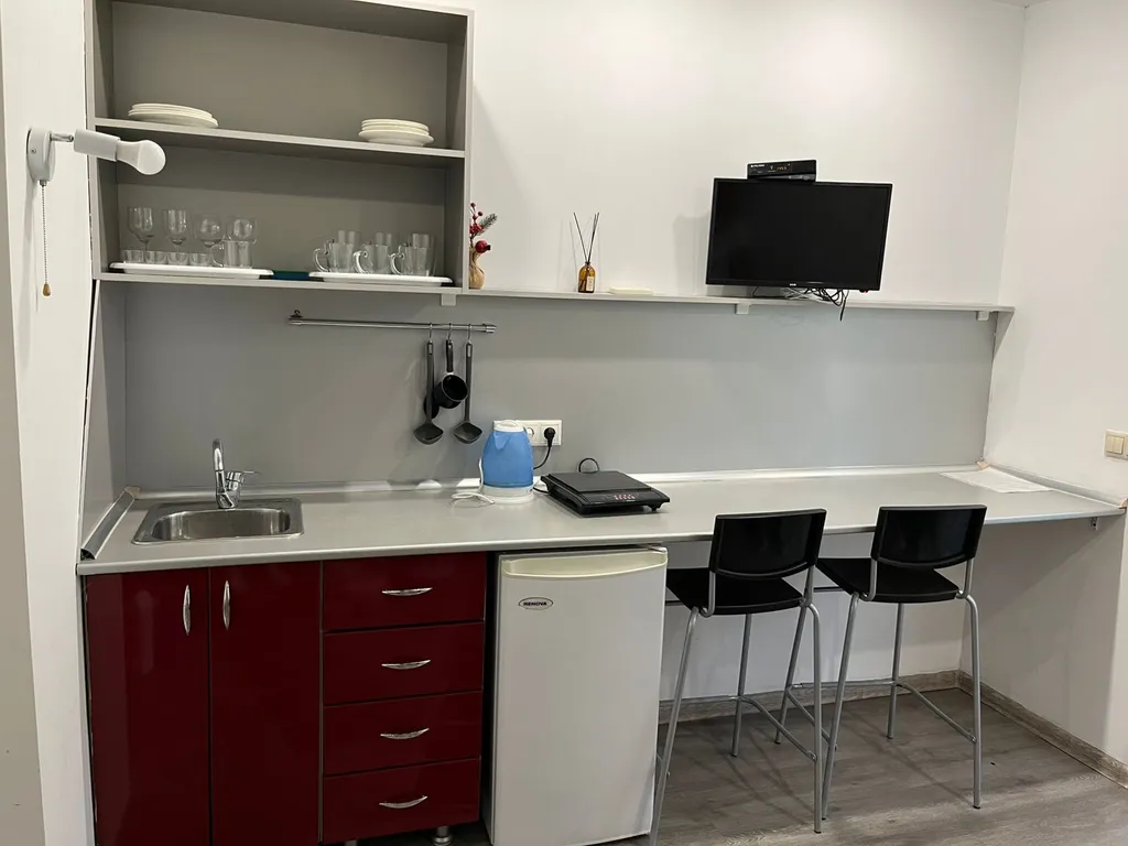 Студия с видом на лес и море