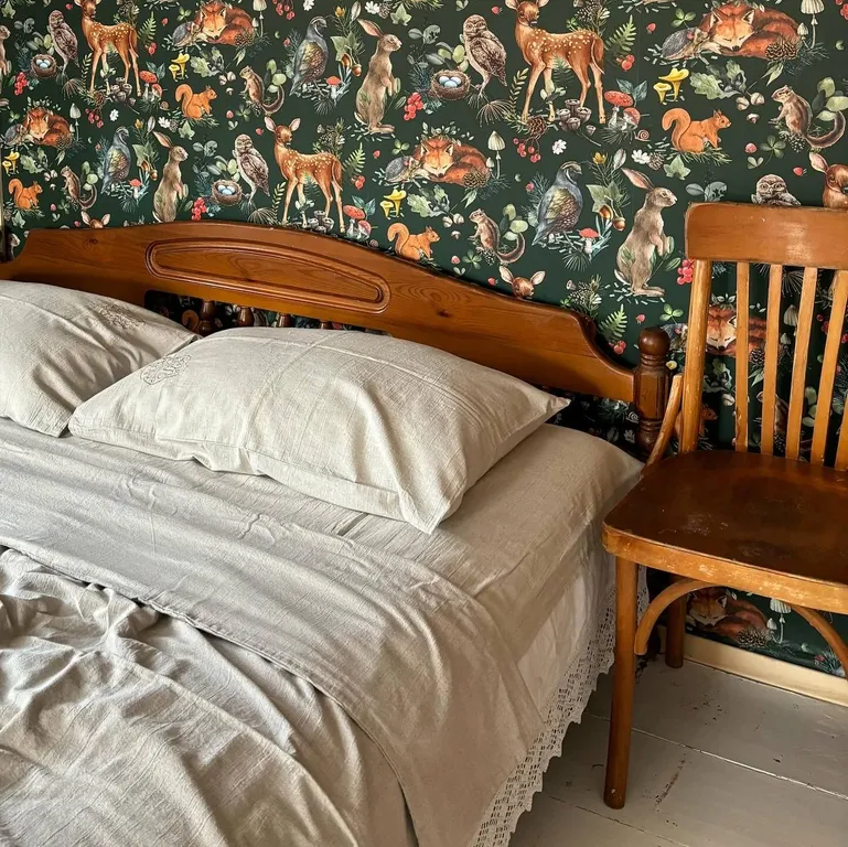 Деревенский домик в лесу