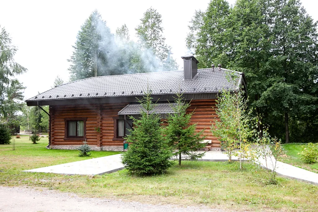 Коттедж Деревянный дом у озера с сауной и бильярдом — аренда посуточно в Слуцк
