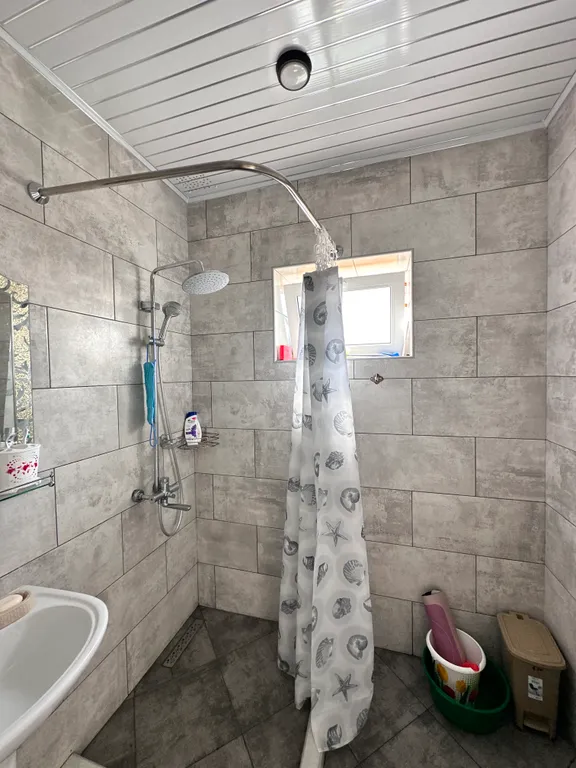 Сдается новый дом у берега моря.