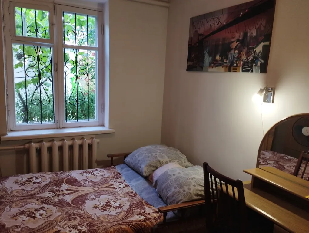 Комната с видом на осенний двор и сад