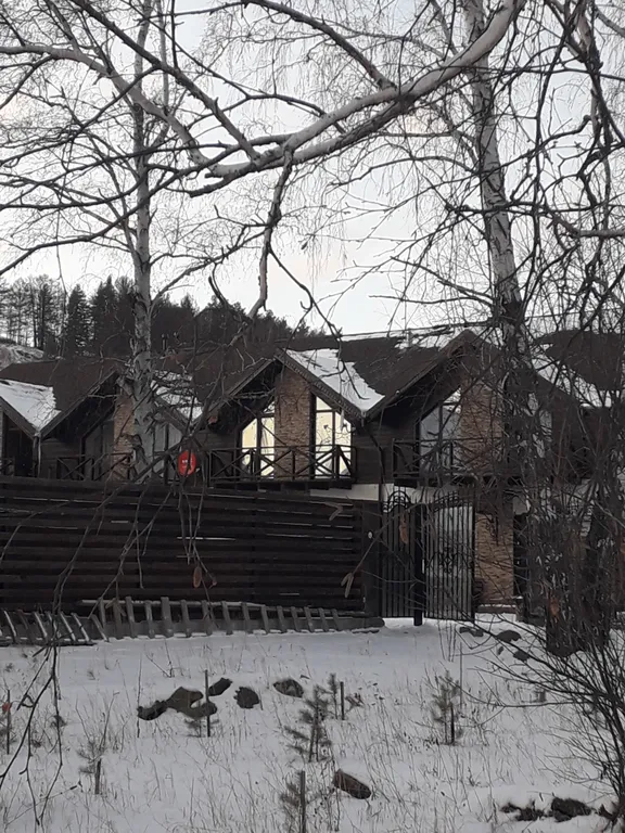 Шале у горной речки