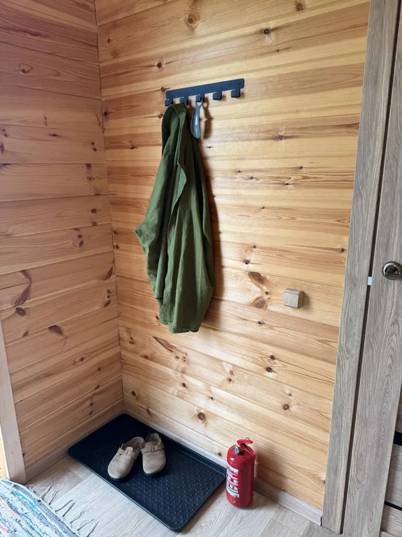 Домик в живописном месте у воды