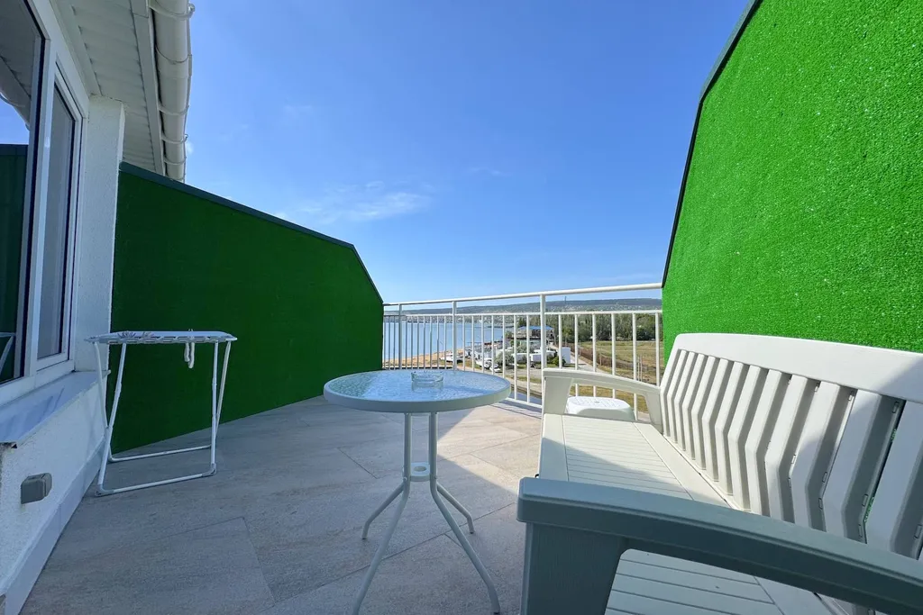 Красивая студия на берегу моря