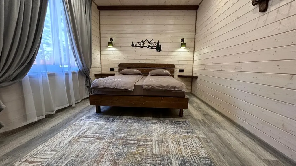 Средний дом в лесу, с видом на горы