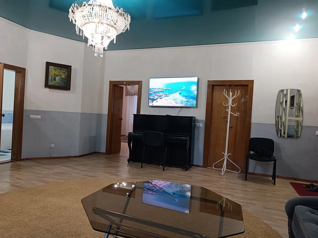 Квартира Квартира Необыкновенно красивая и большая студия в самом центре! — Луганск