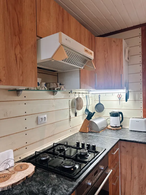 Двухэтажный дом на берегу реки Волга