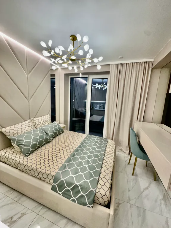 Дизайнерская квартира возле моря с балконом