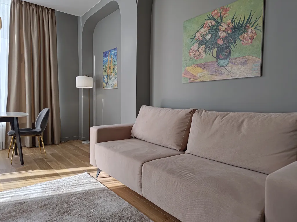 Дизайнерский апартамент с балконом в окружении леса