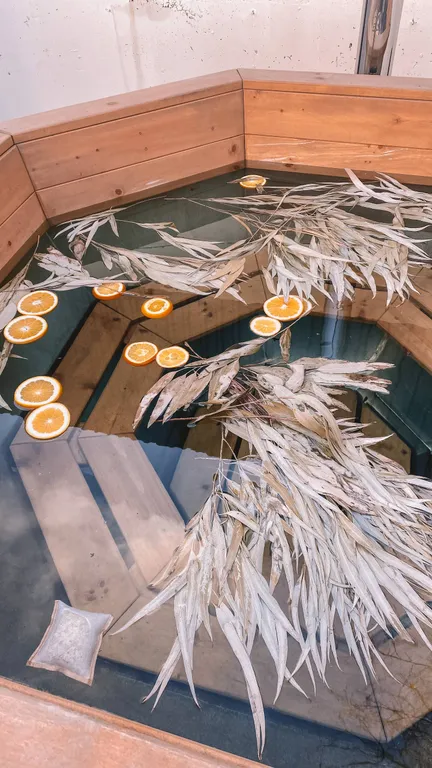 Уютный дом с баней, чаном и видом на горы