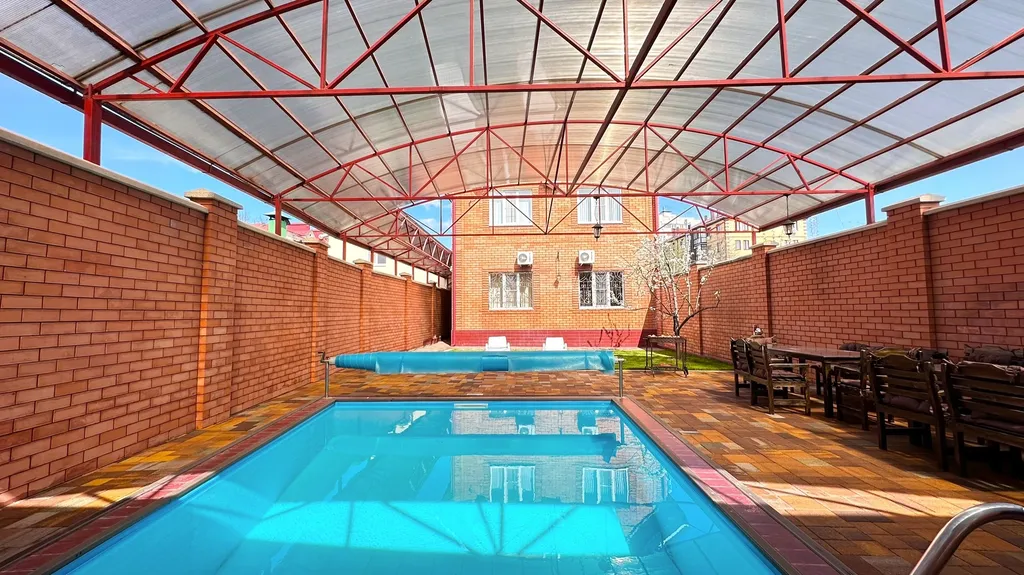 Дом с бассейном и баней возле курзоны