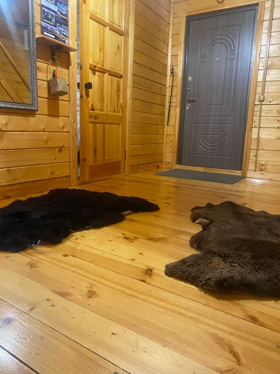 Берлога люкс, коттедж с банным чаном для отдыха с видом на лес и скалы