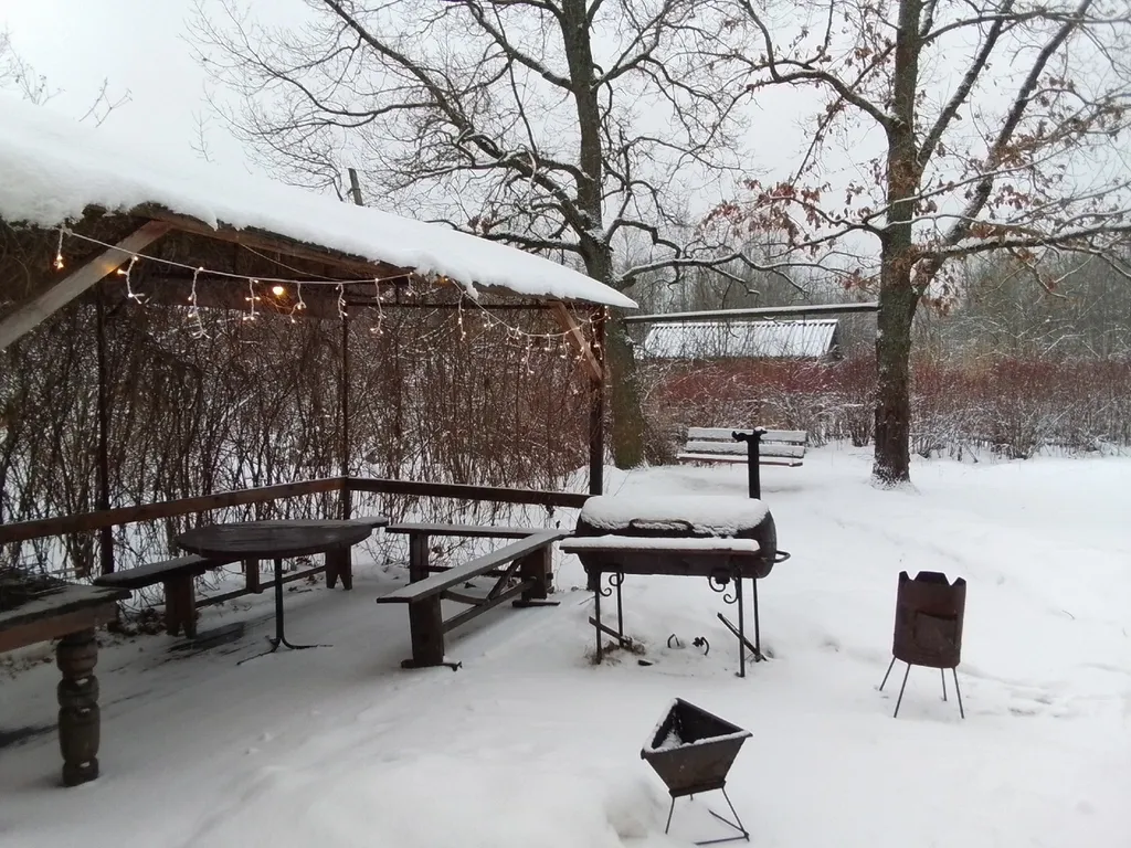 Коттедж на берегу пруда с бассейном