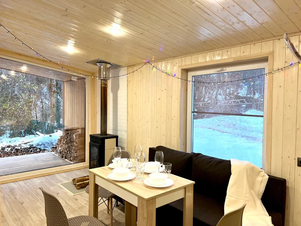 Домик с камином у ручья