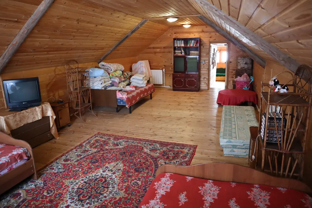 Двухэтажный дом на берегу Волги