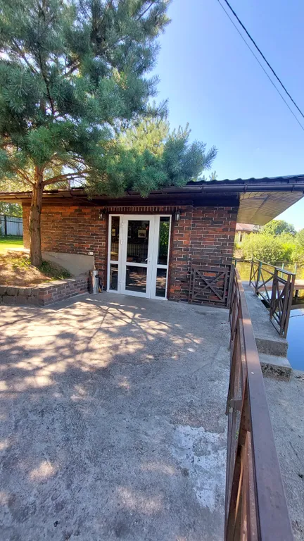 Дом с шикарной беседкой на озере