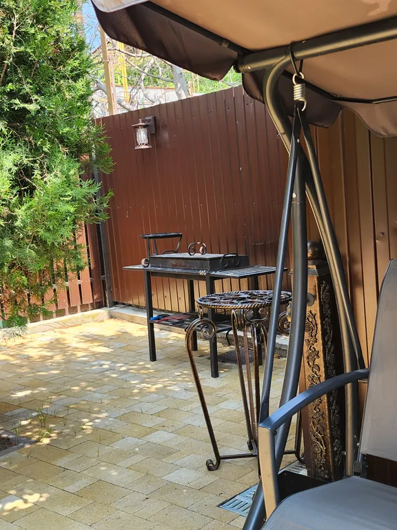 Дом с двором