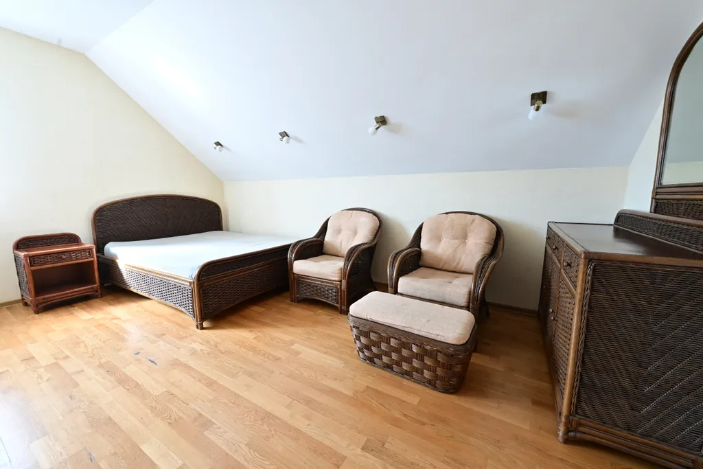 Шикарный коттедж с уютным средневековым интерьером