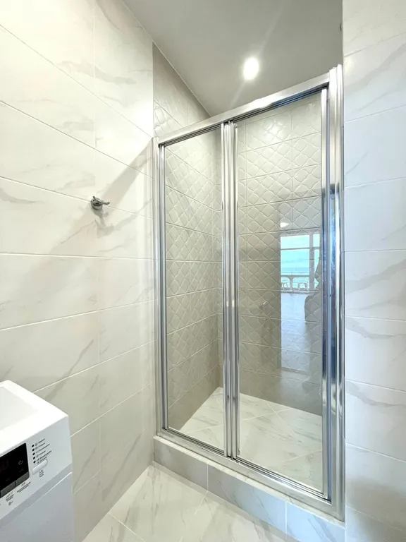 Эллинг на берегу моря