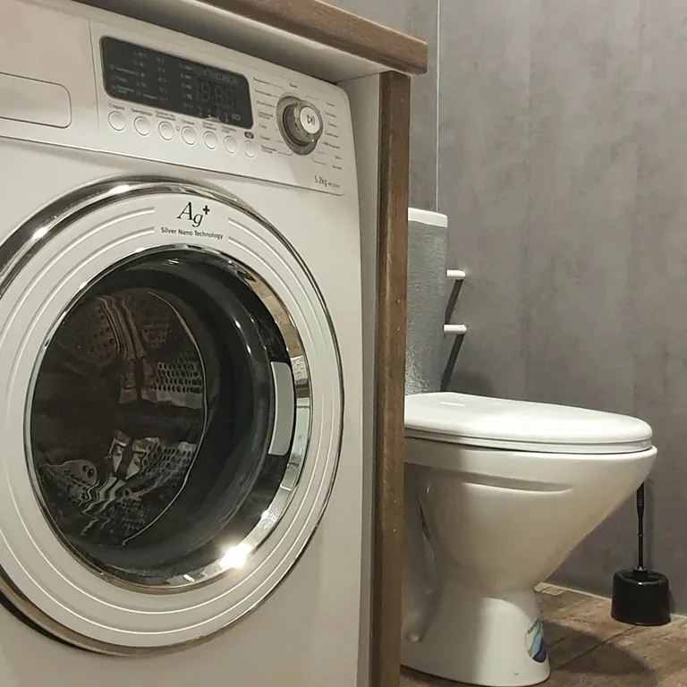 Домик под соснами