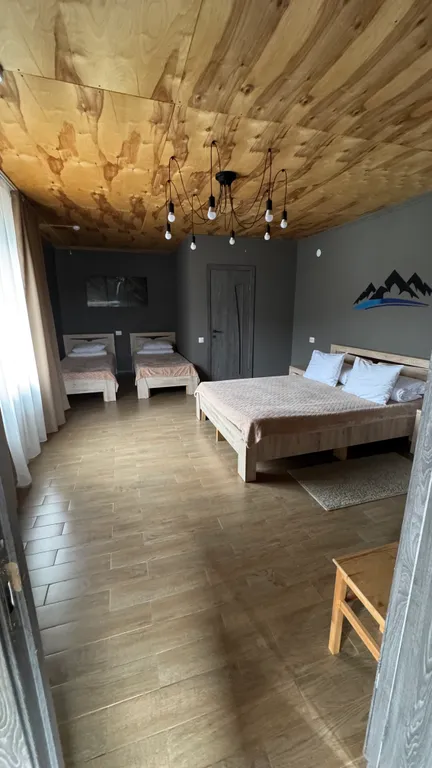 Дом на берегу реки с бассейном и видом