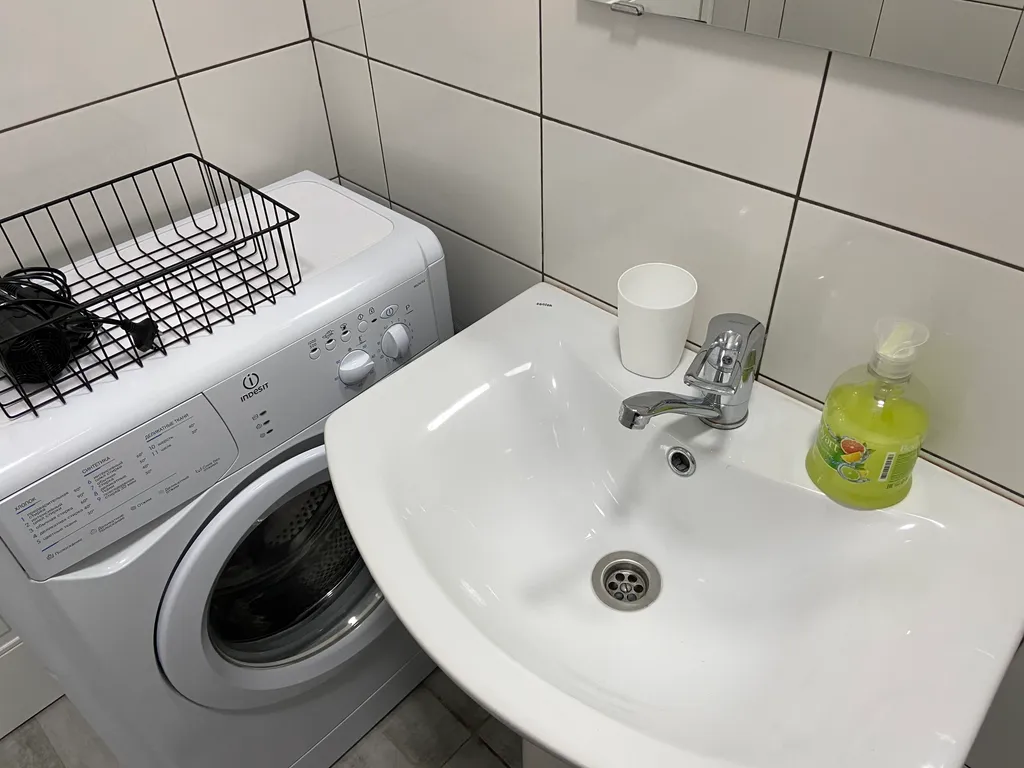 Уютная студия с качелями и видом на тихий зеленый сад