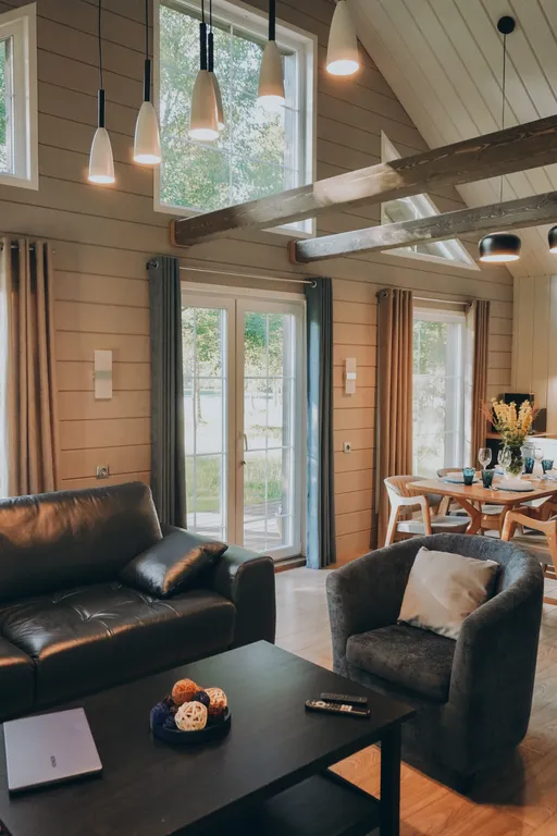 Дом на берегу реки