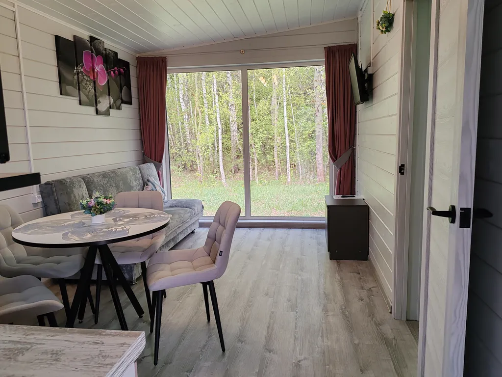 Двухкомнатный дом у лесной полосы