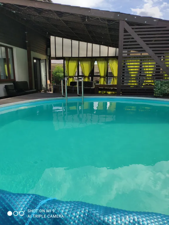 Коттедж с теплым бассейном