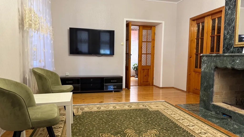 Деревянный дом с красивым видом на море