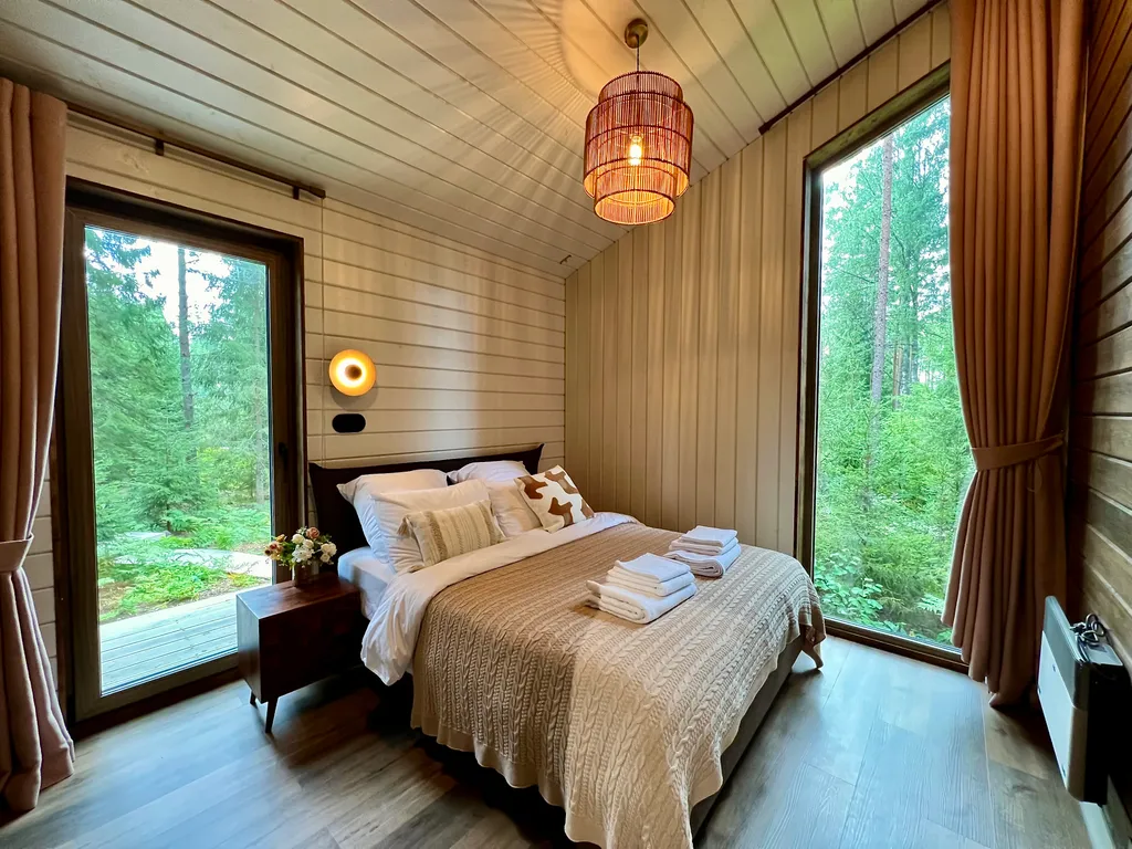 Дом Аура Леса на склоне с большой террасой и видом на лес и реку