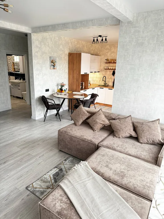 Стильный дом-шале с панорамными окнами, террасой и костровой зоной