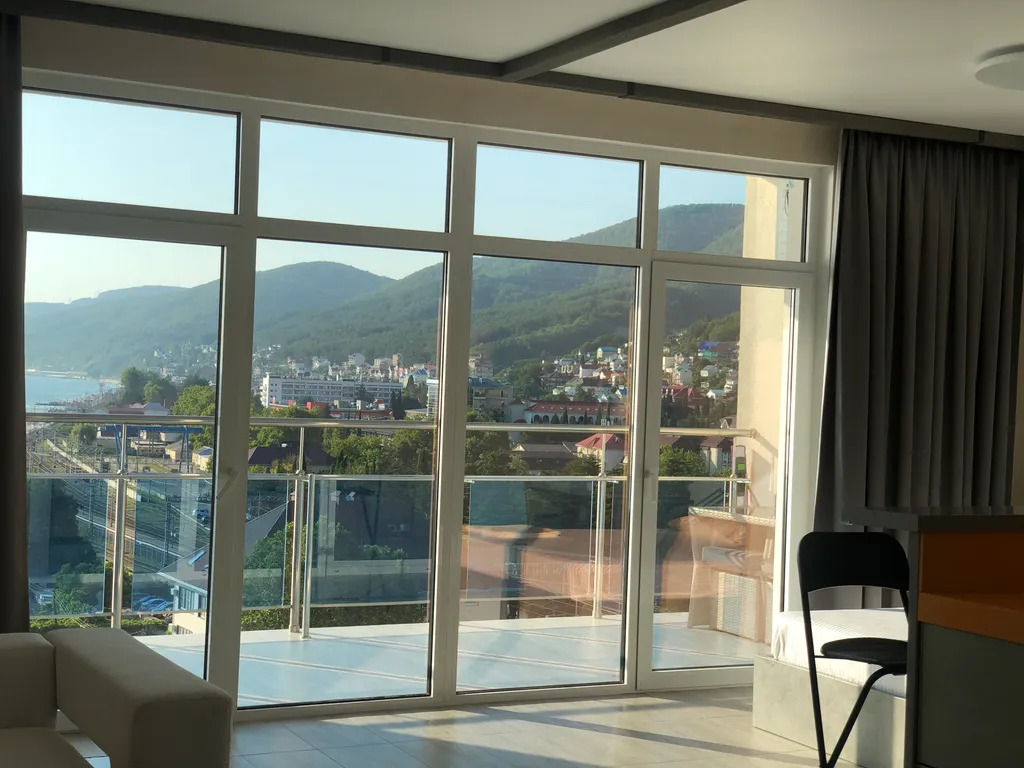 Яркая студия на берегу моря