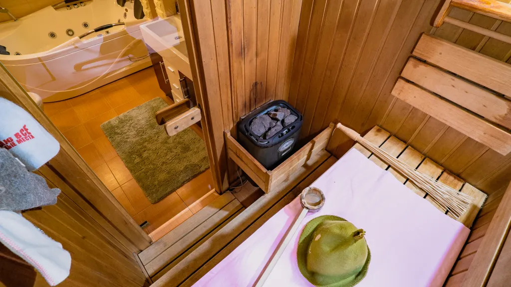 Центр города в 5 минутах езды, размещение 12 чел, кондиционер, сауна