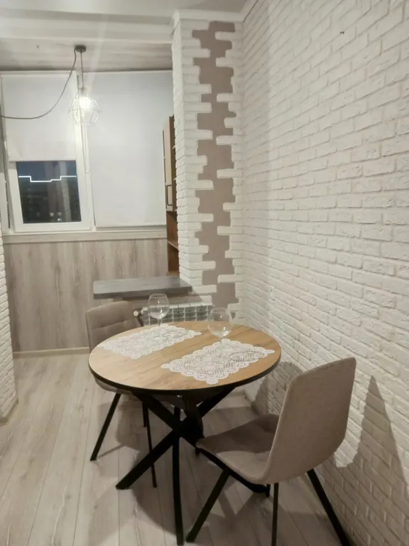 Стильная квартира с большой кроватью и телевизором смарт