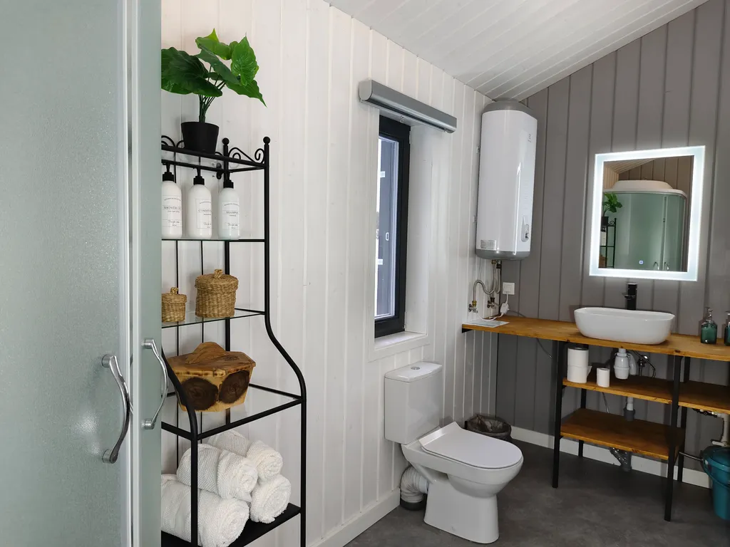 Современный уютный домик с камином на берегу реки Оки