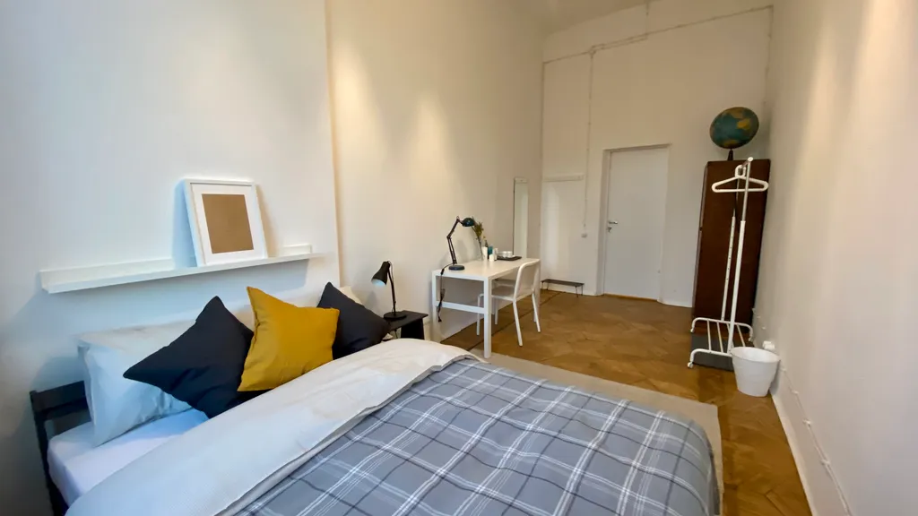 Комната с высокими потолками в центре