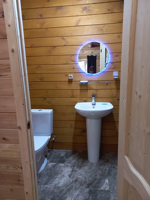 Коттедж Эко домик с парковкой рядом с горной рекой — Гагра