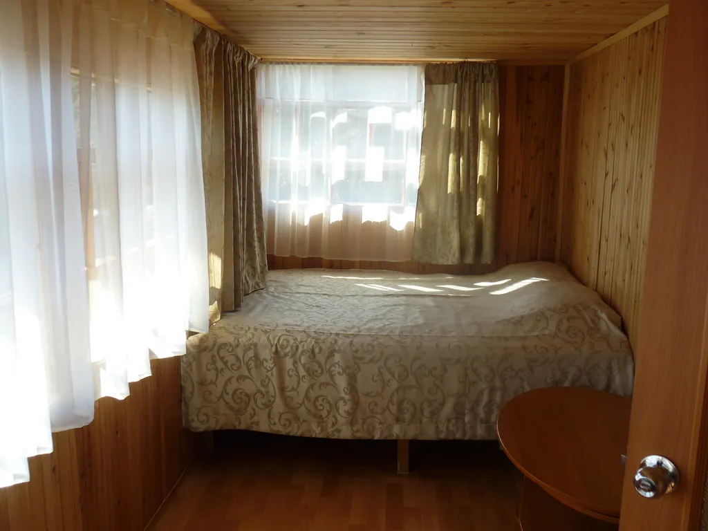 Дом на берегу с баней и лодкой